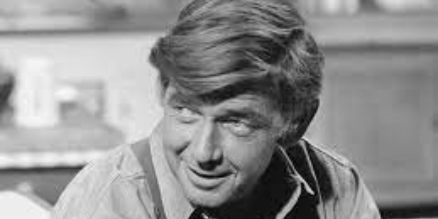John Sr. (Ralph Waite) smiling and looking over his shoulder in The Waltons.