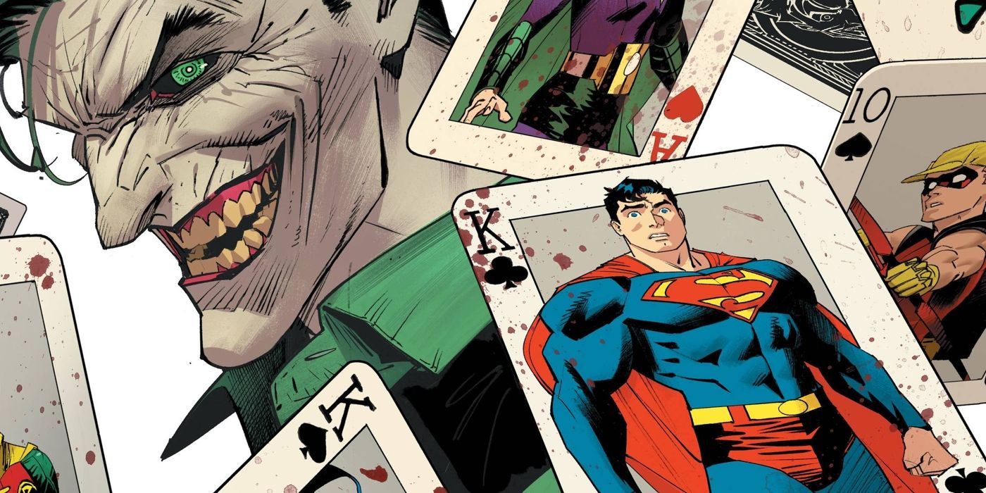 Uma carta de baralho manchada de sangue com o Superman (primeiro plano); Joker sorri ameaçadoramente (fundo)