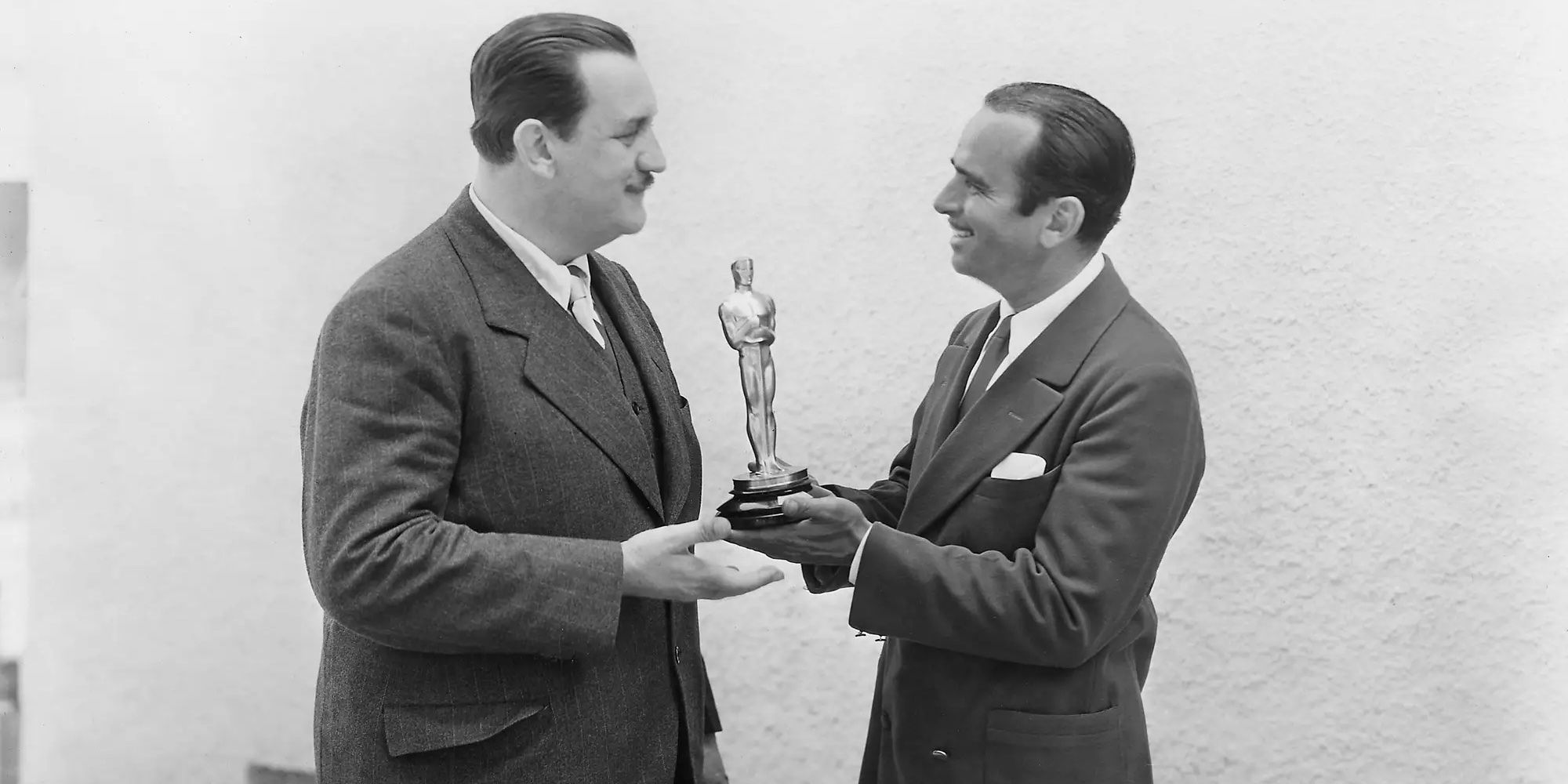 Douglas Fairbanks presenteia o vencedor de Melhor Roteiro, Joseph Farnham, com seu Oscar no primeiro Oscar.