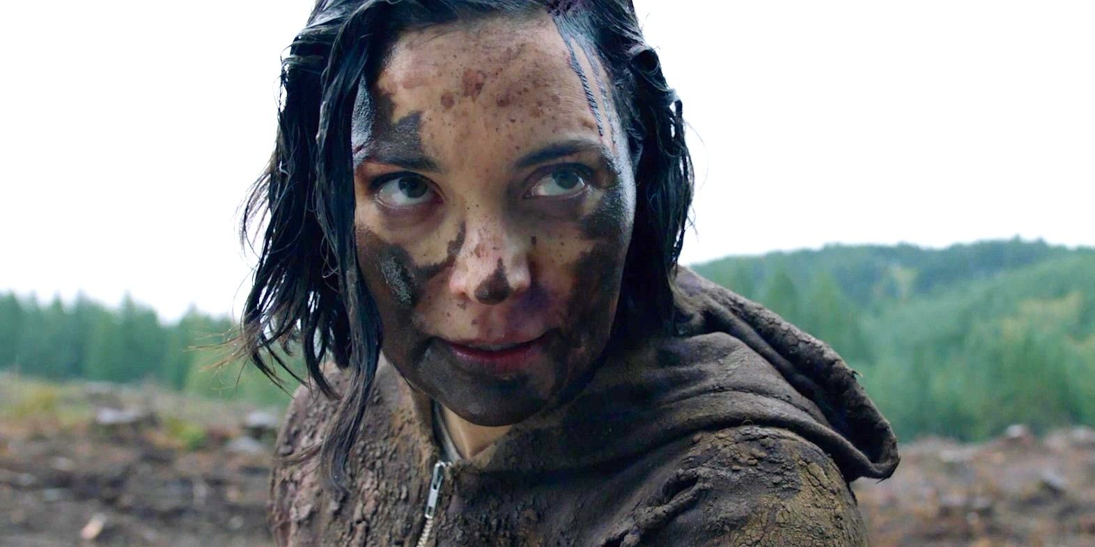 An image of Jessica (Jules Willcox)'s face covered in mud and blood in Alone (2020).