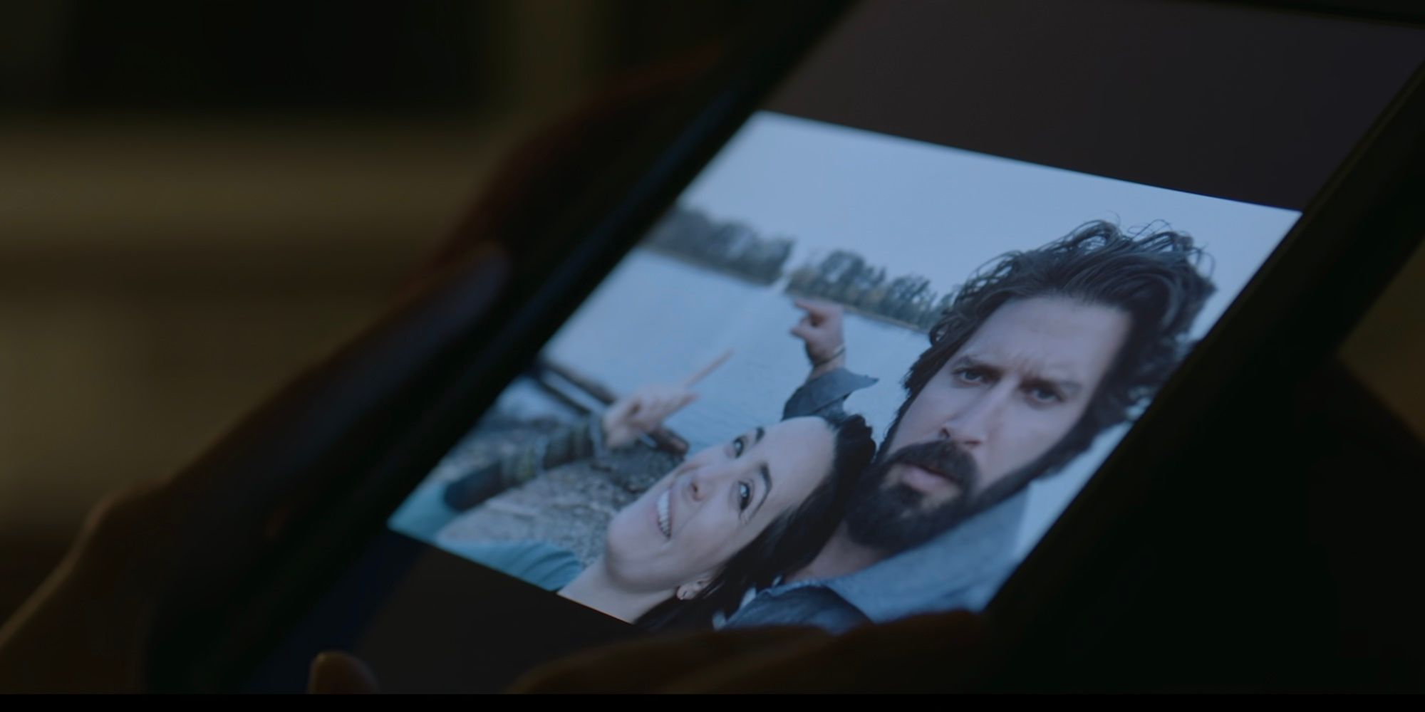 A photo of Jessica (Jules Willcox) and her husband Eric (Jonathan Rosenthal) on her iPad in Alone (2020).