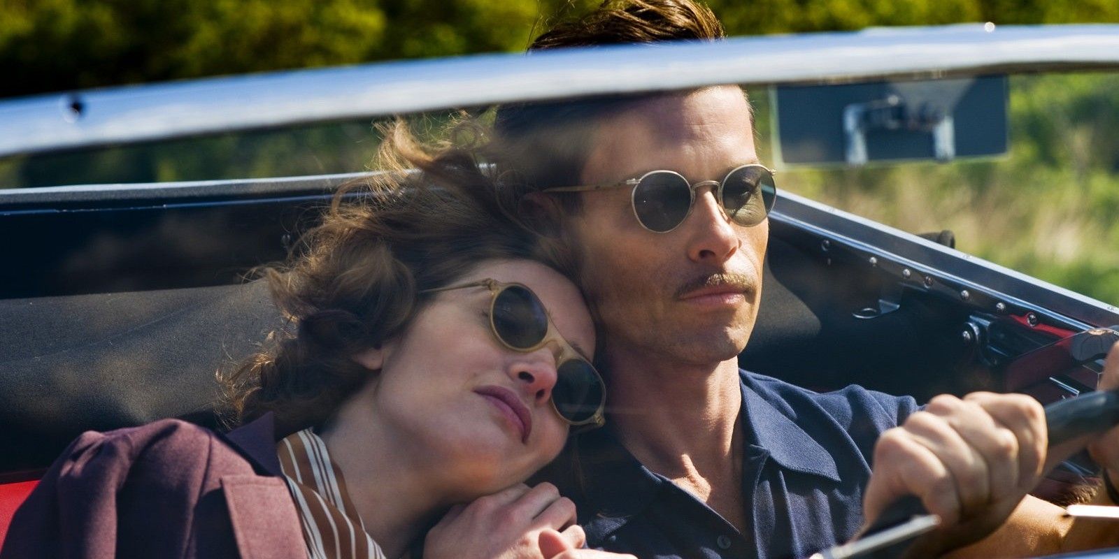 Kate Winslet and Guy Pearce driving in a car in Mildred Pierce