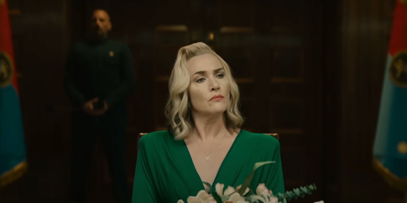 Chanceler de Kate Winslet segurando flores em um briefing no episódio 1 de The Regime