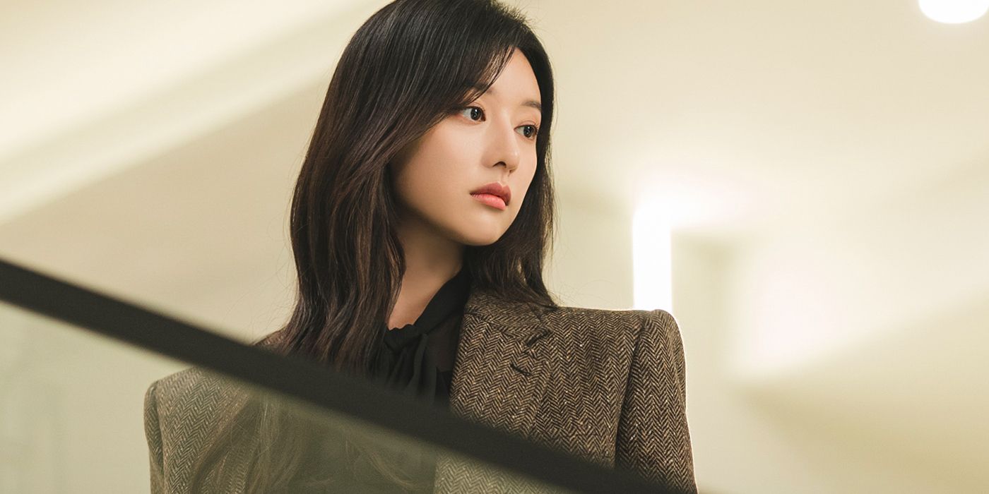 Kim Ji-won olhando para baixo em Queen of Tears