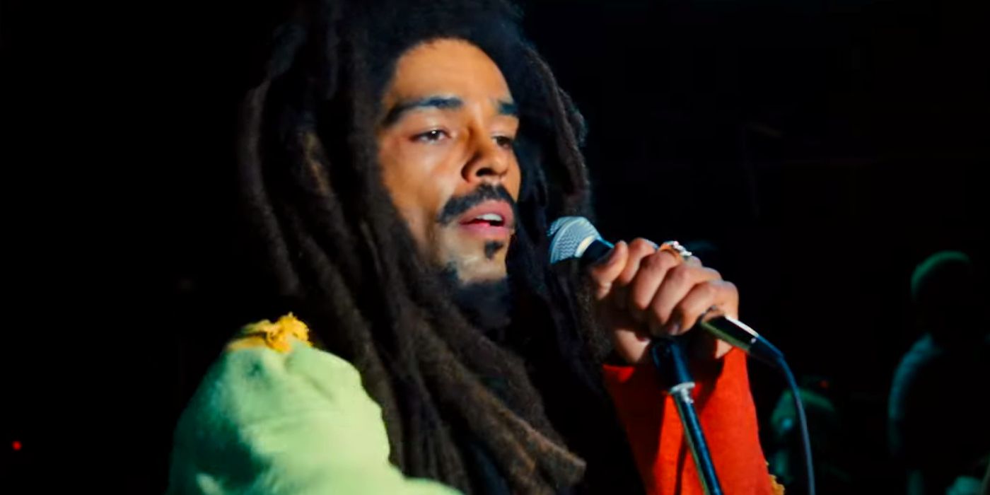 Kingsley Ben-Adir como Bob Marley cantando em Bob Marley One Love