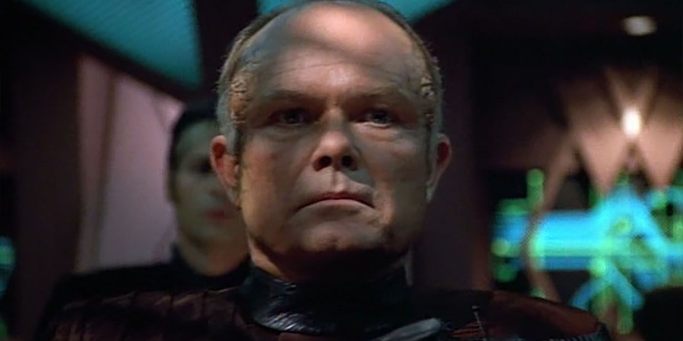 Kurtwood Smith como Annorax do Império Krenim no ano infernal da Voyager