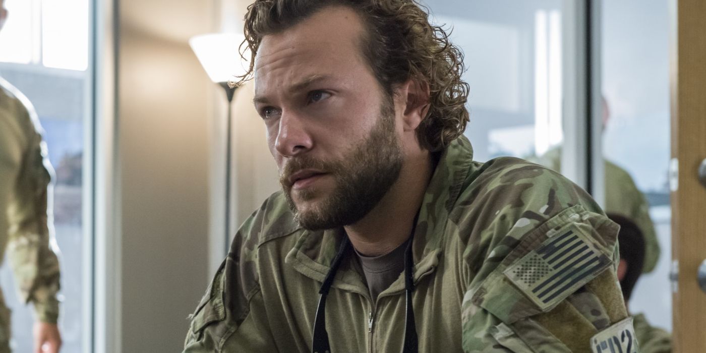 Kyle Schmid como Alex Caulder en seis películas