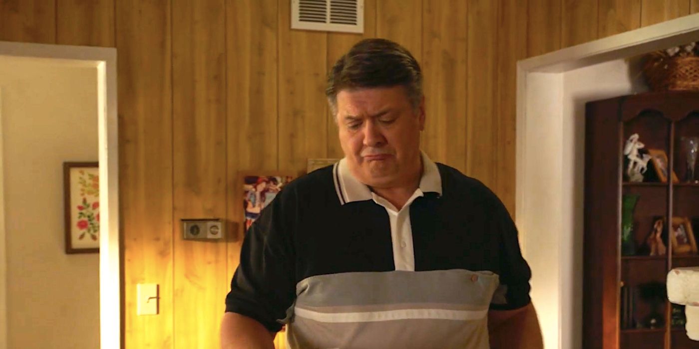 Lance Barber's George Sr reads a letter in Young Sheldon season 7 episode 3