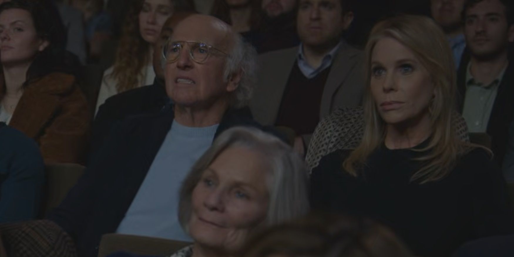 Larry e Cheryl em um teatro em Curb Your Enthusiasm