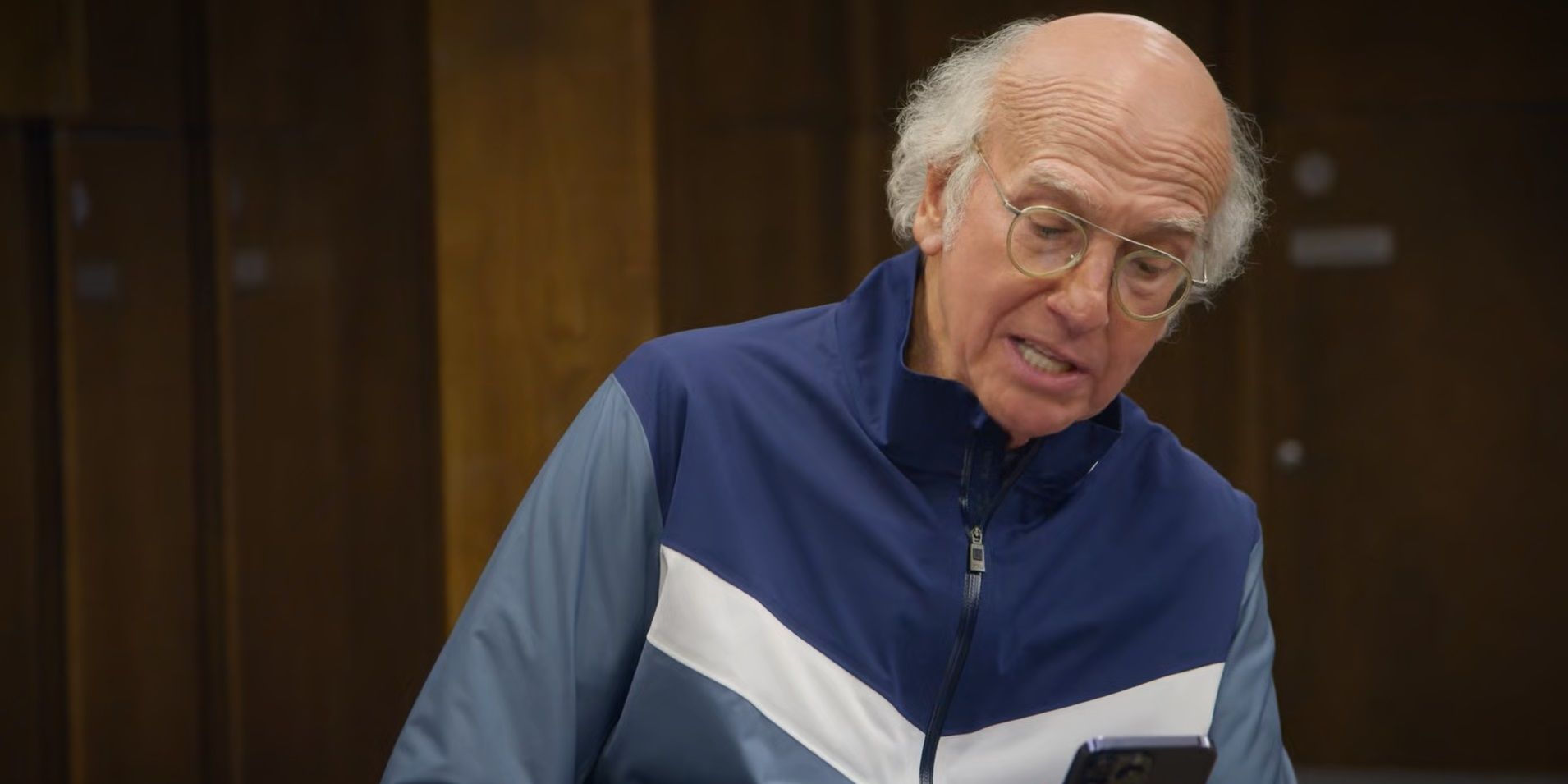 Larry lê textos em Curb Your Enthusiasm