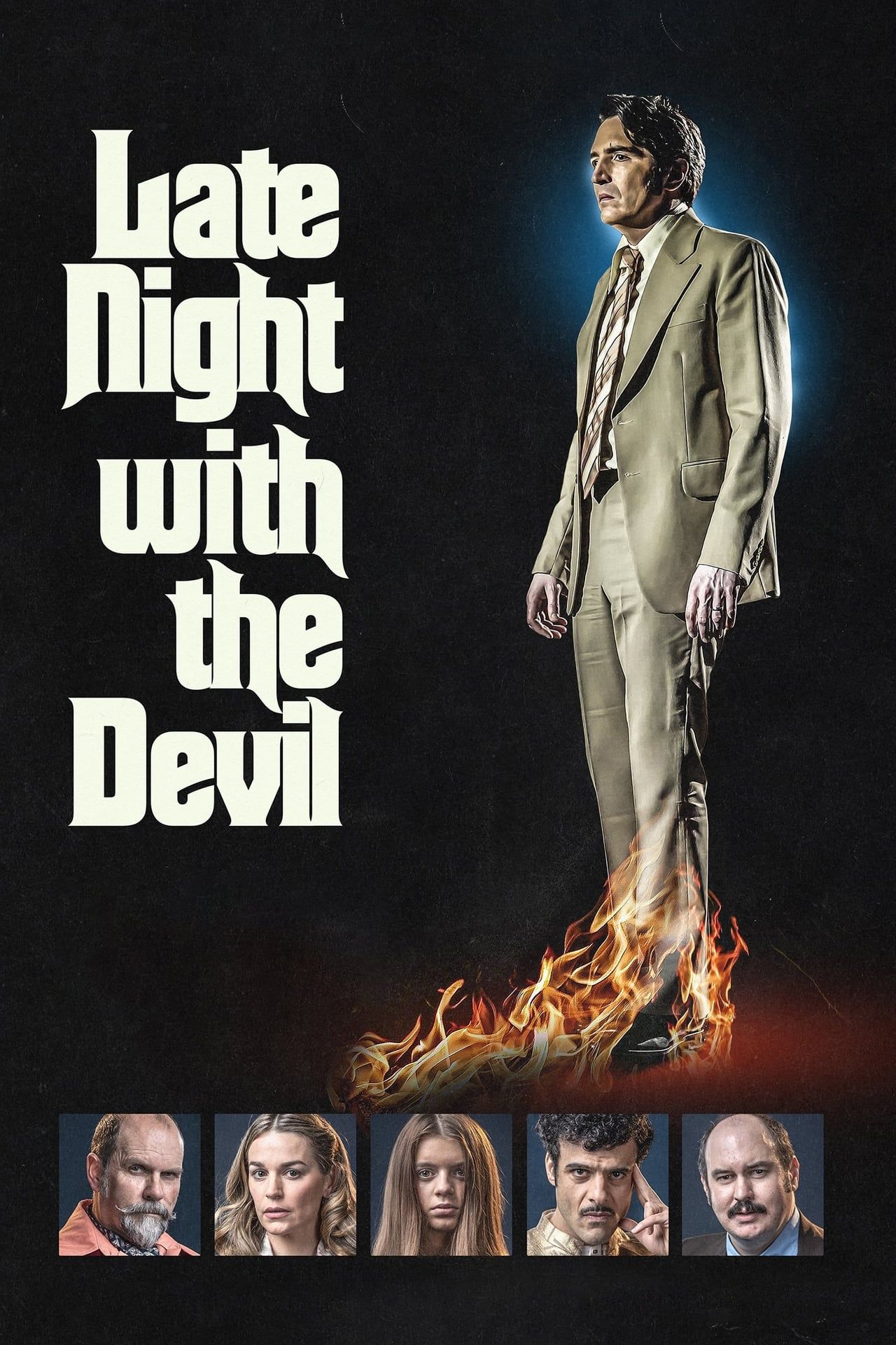 Pôster do filme Late Night with the Devil apresentando David Dastmalchian como Jack Delroy Standing in Fire