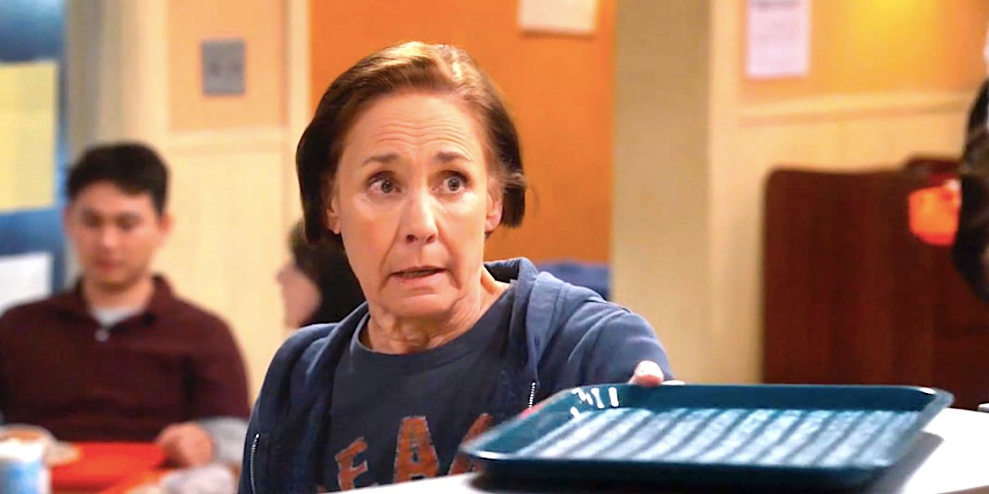 Jackie, de Laurie Metcalf, entrega uma bandeja a alguém fora da tela na 6ª temporada de The Conners