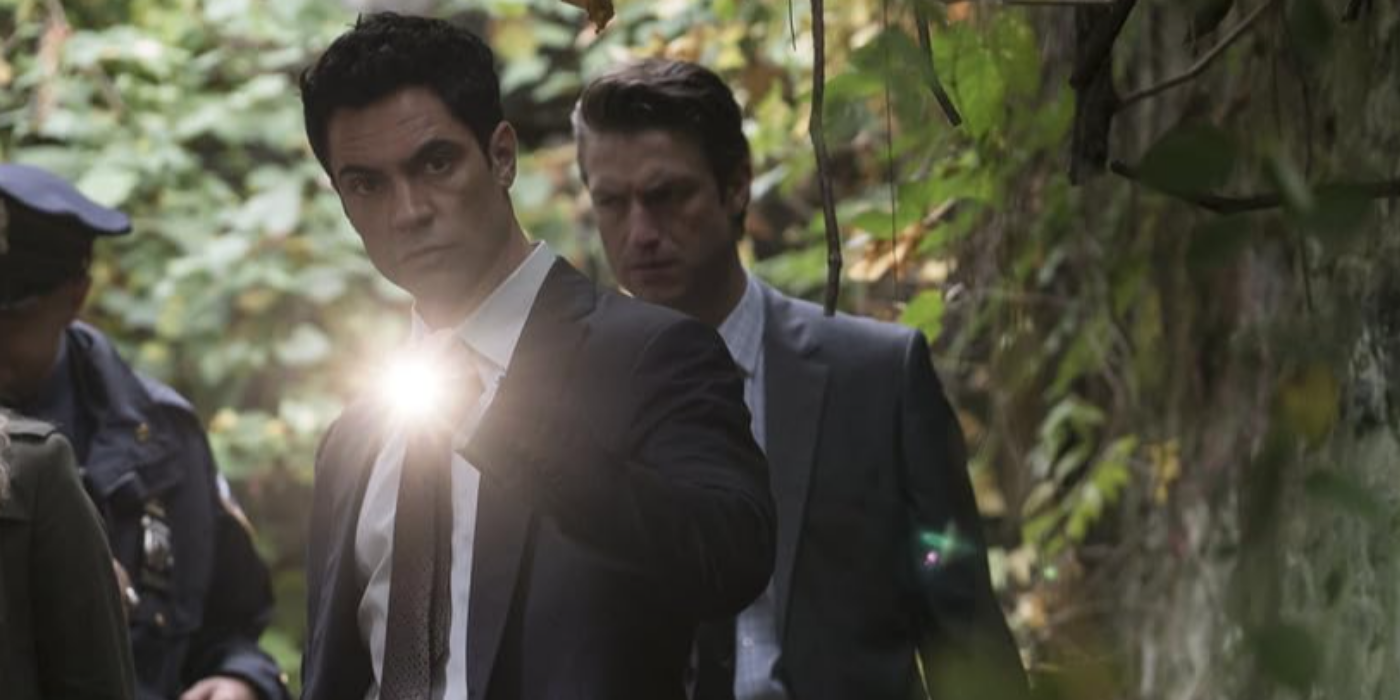 Amaro and other officers in the woods in the SVU episode Glasgowman's Wrath