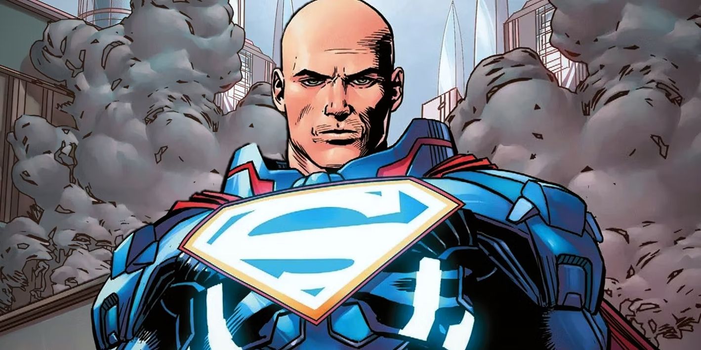 Lex Luthor vestindo armadura de Superman, enquanto Metropolis está em ruínas atrás dele 