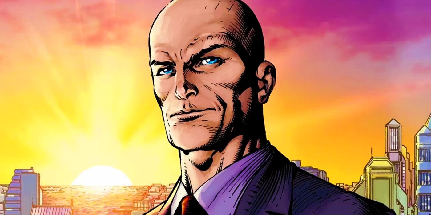 Lex Luthor (Vordergrund) mit der Skyline von Metropolis und dem Sonnenuntergang im Hintergrund