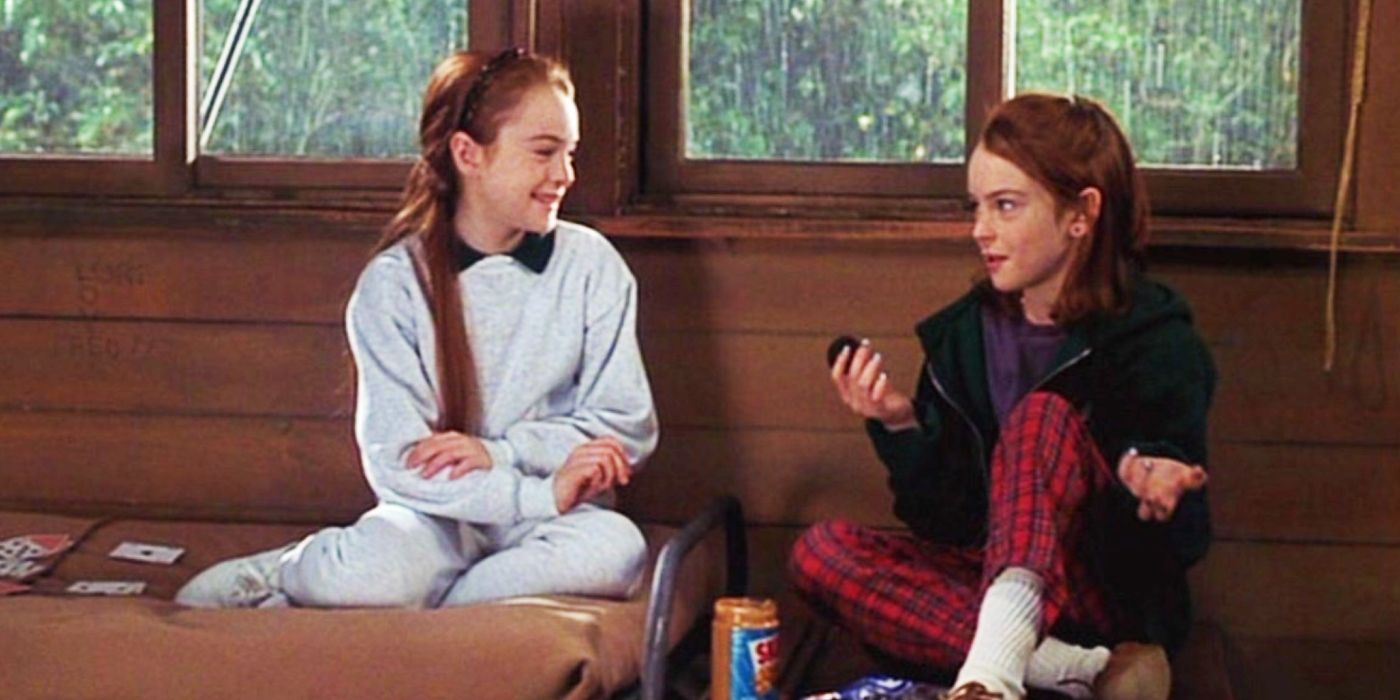 Lindsay Lohan as Annie and Hallie bonding over Oreos and peanut butter in The Parent Trap