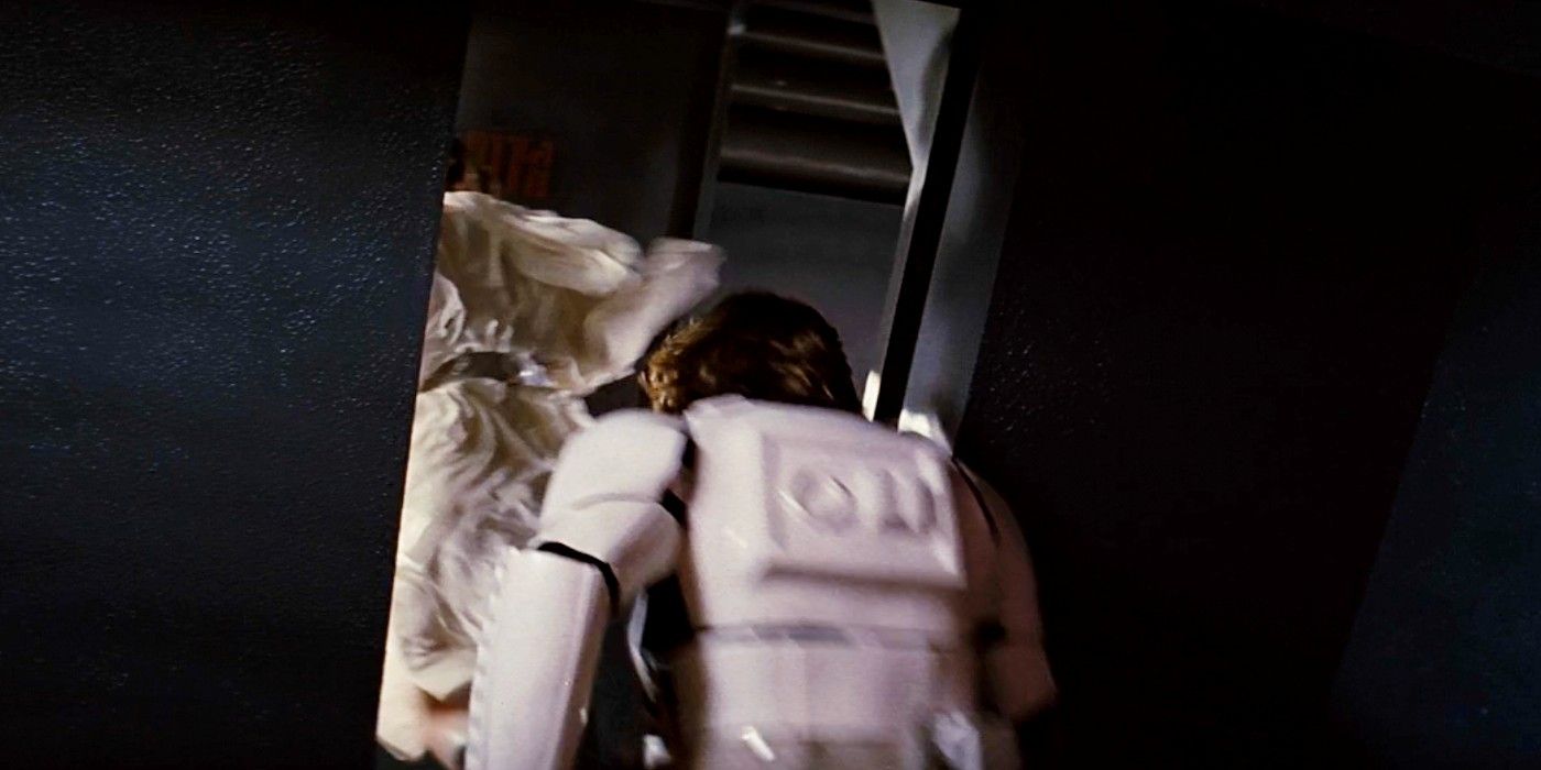 Luke Skywalker e a Princesa Leia Organa saem correndo da cela da Estrela da Morte em Star Wars: Uma Nova Esperança.