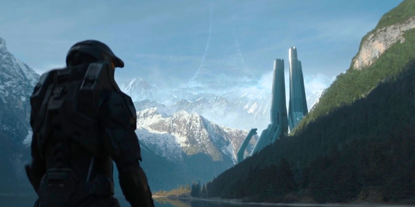 Master Chief (Pablo Schreiber) looks at the Forerunner structure on the Halo in the Halo season 2 finale