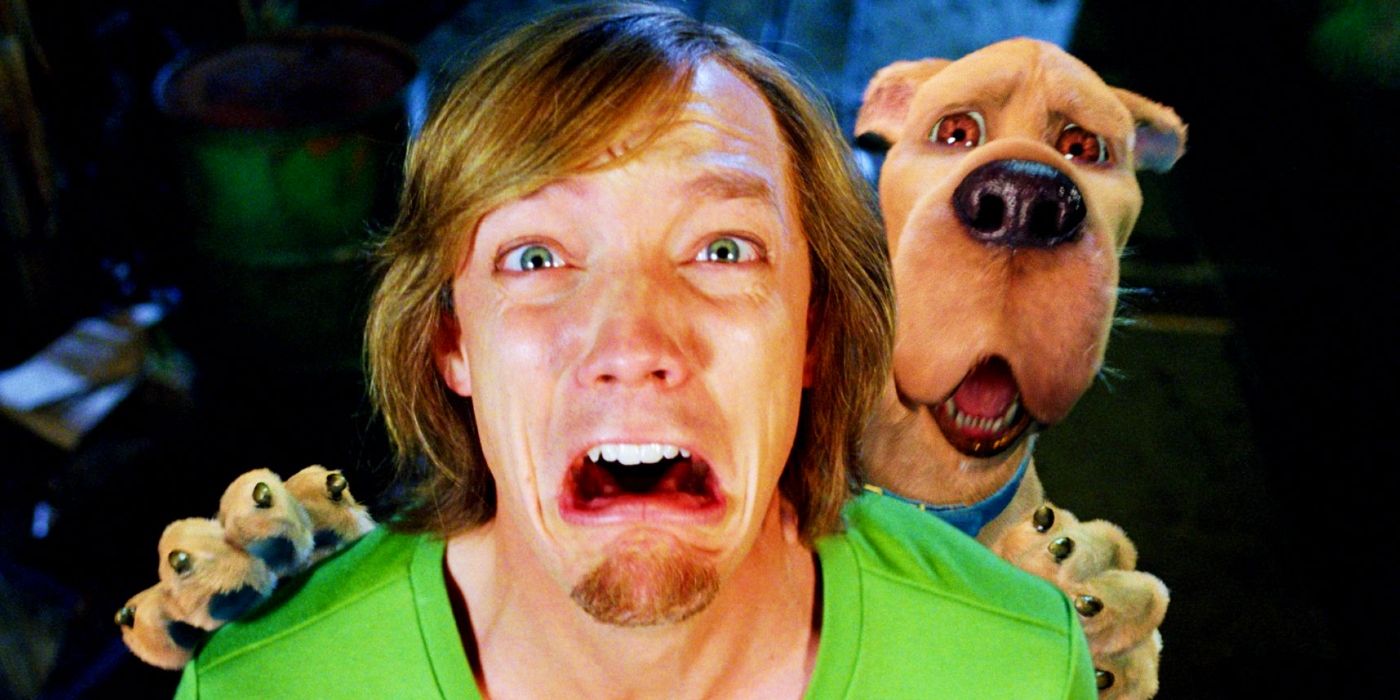 Matthew Lillard looking scared as Shaggy with Scooby-Doo behind him in Scooby-Doo 2 Monsters Unleashed