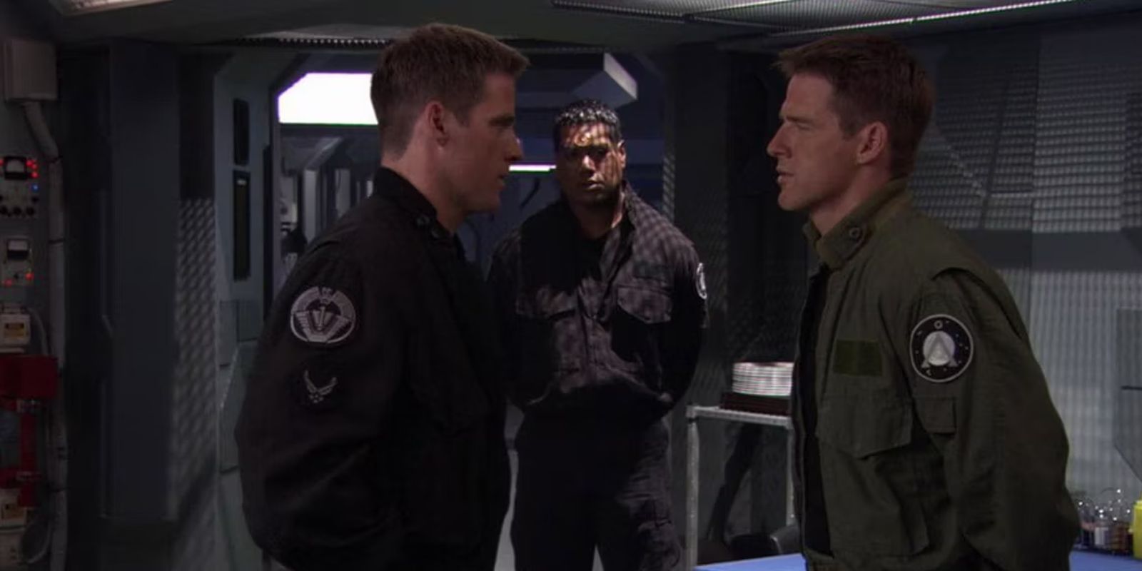 Mitchell e Alternativo Mitchell se olham no Stargate SG-1