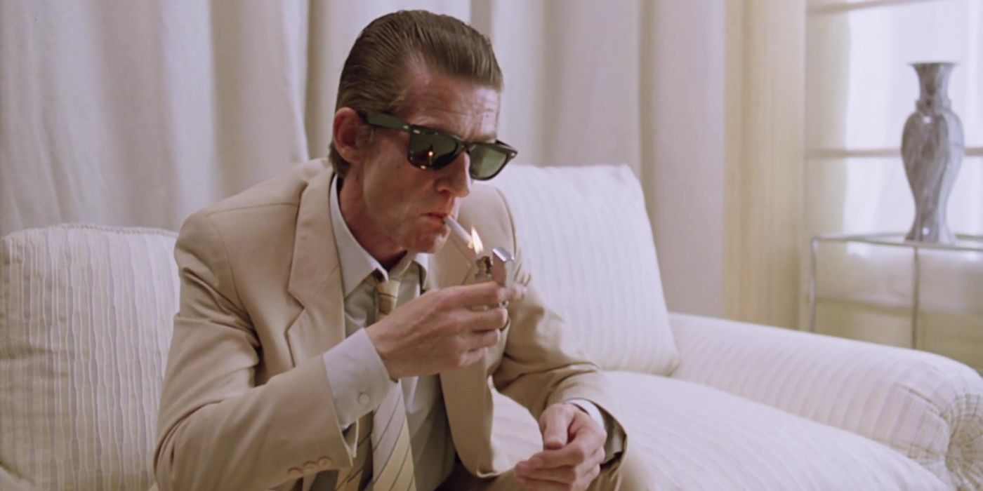 Mitchell Braddock (John Hurt) fumando um cigarro em uma sala branca em The Hit.