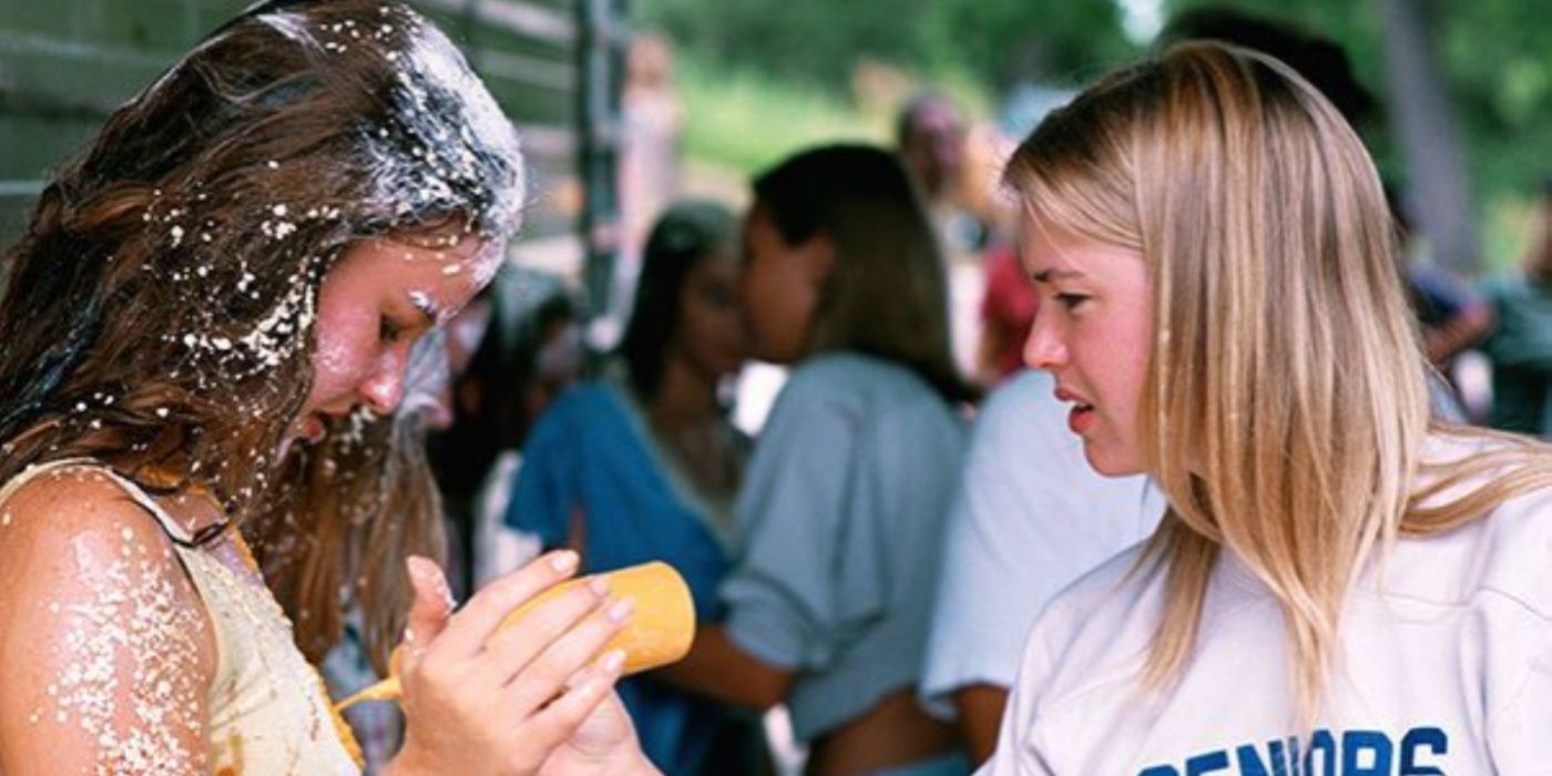 Renee Zellweger squirting mustard on someone in Dazed and Confused
