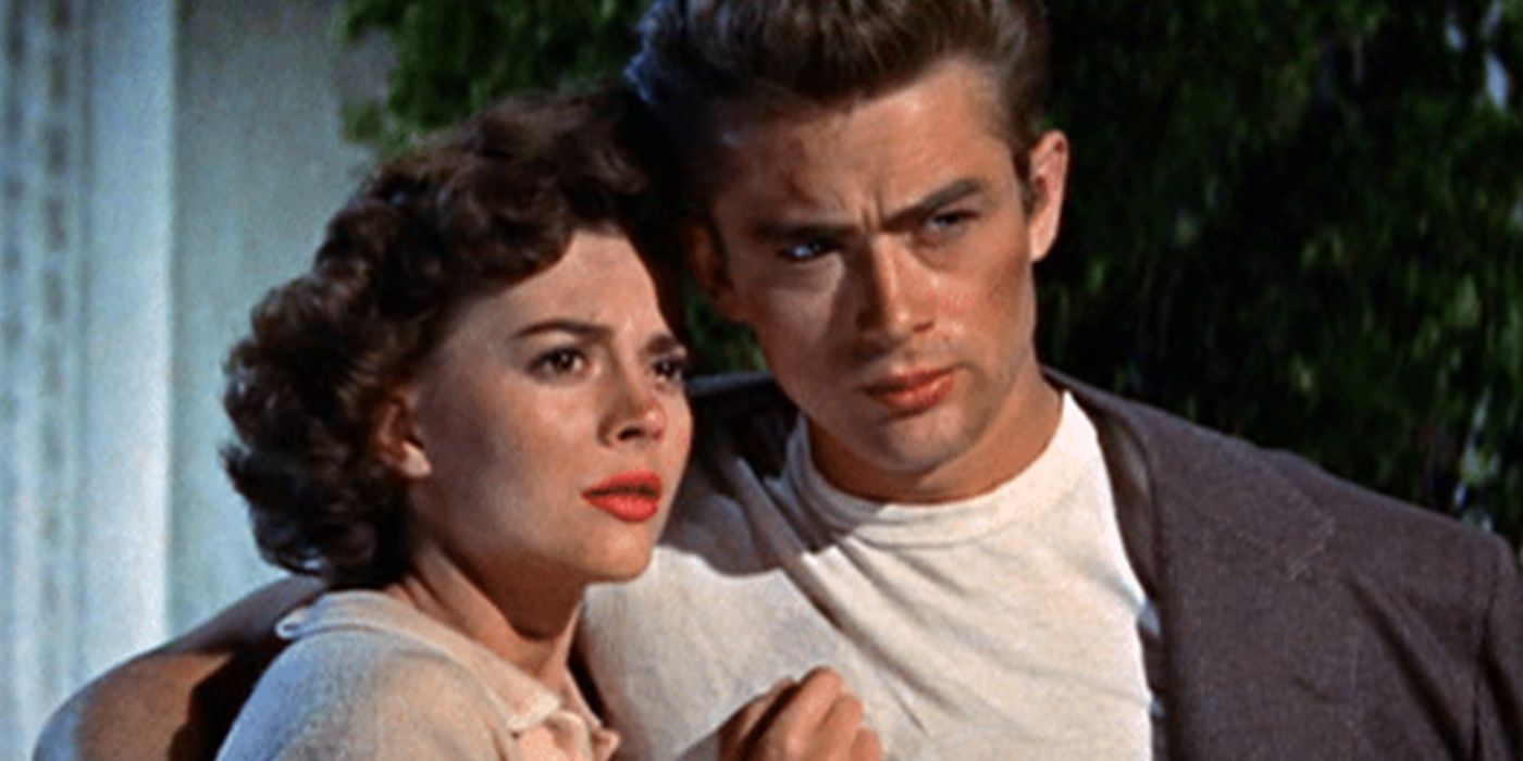 Jim e Judy se abraçam em Rebel Without a Cause