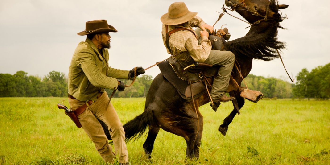 Django tira um traficante de escravos de um cavalo em Django Unchained