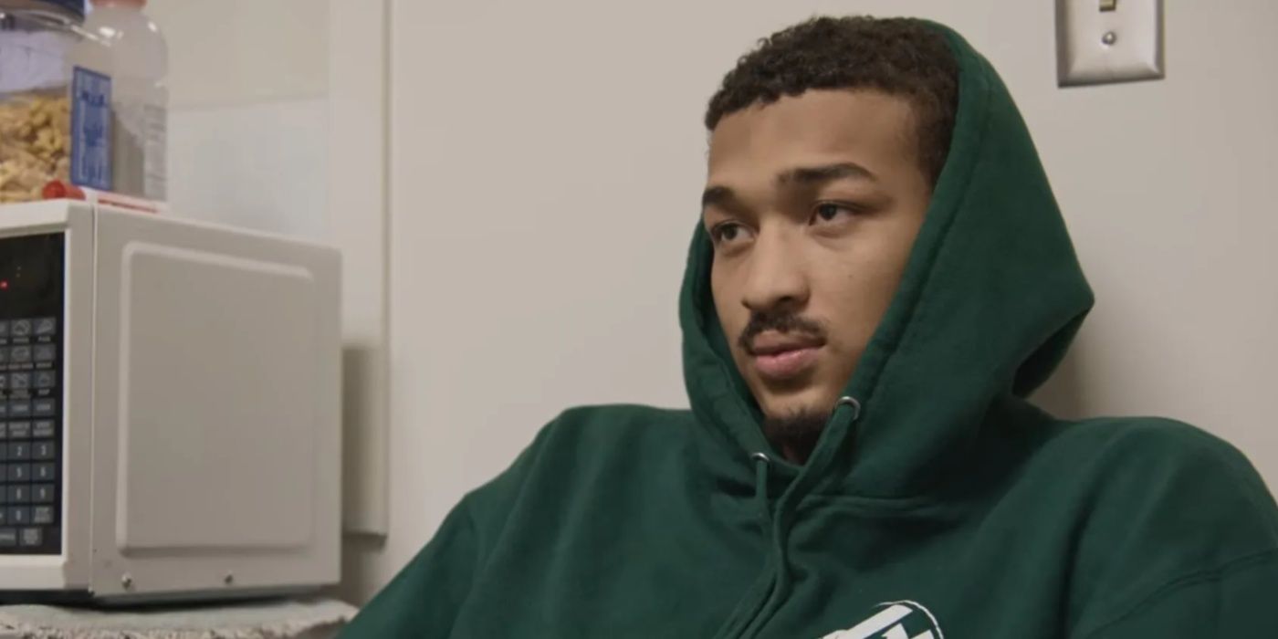 جوش فيليبس مع غطاء محرك السيارة في Last Chance U: Basketball