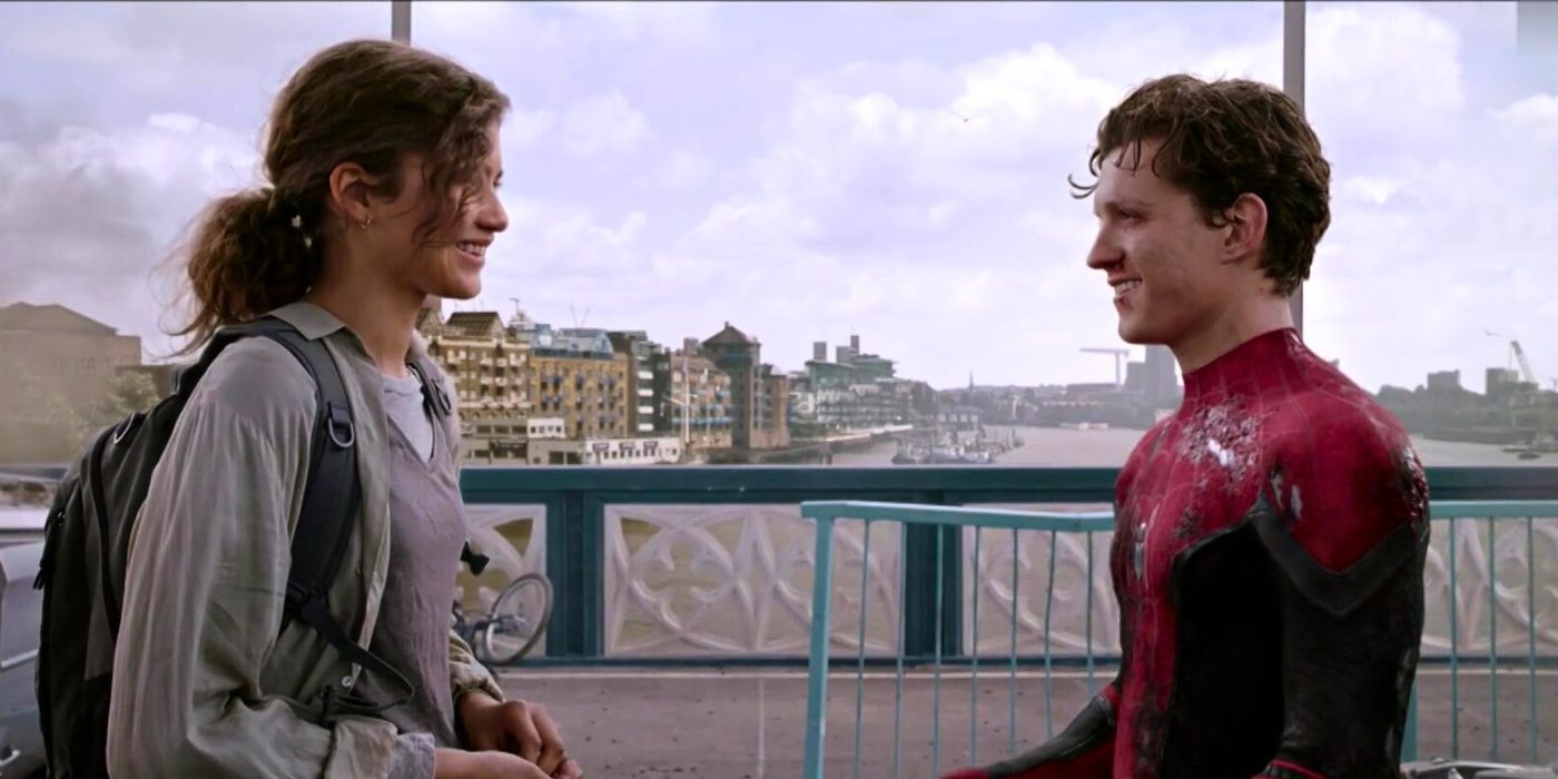 MJ (Zendaya) e Peter (Tom Holland) sorriem um para o outro na Ponte de Londres no final de Homem-Aranha: Longe de Casa