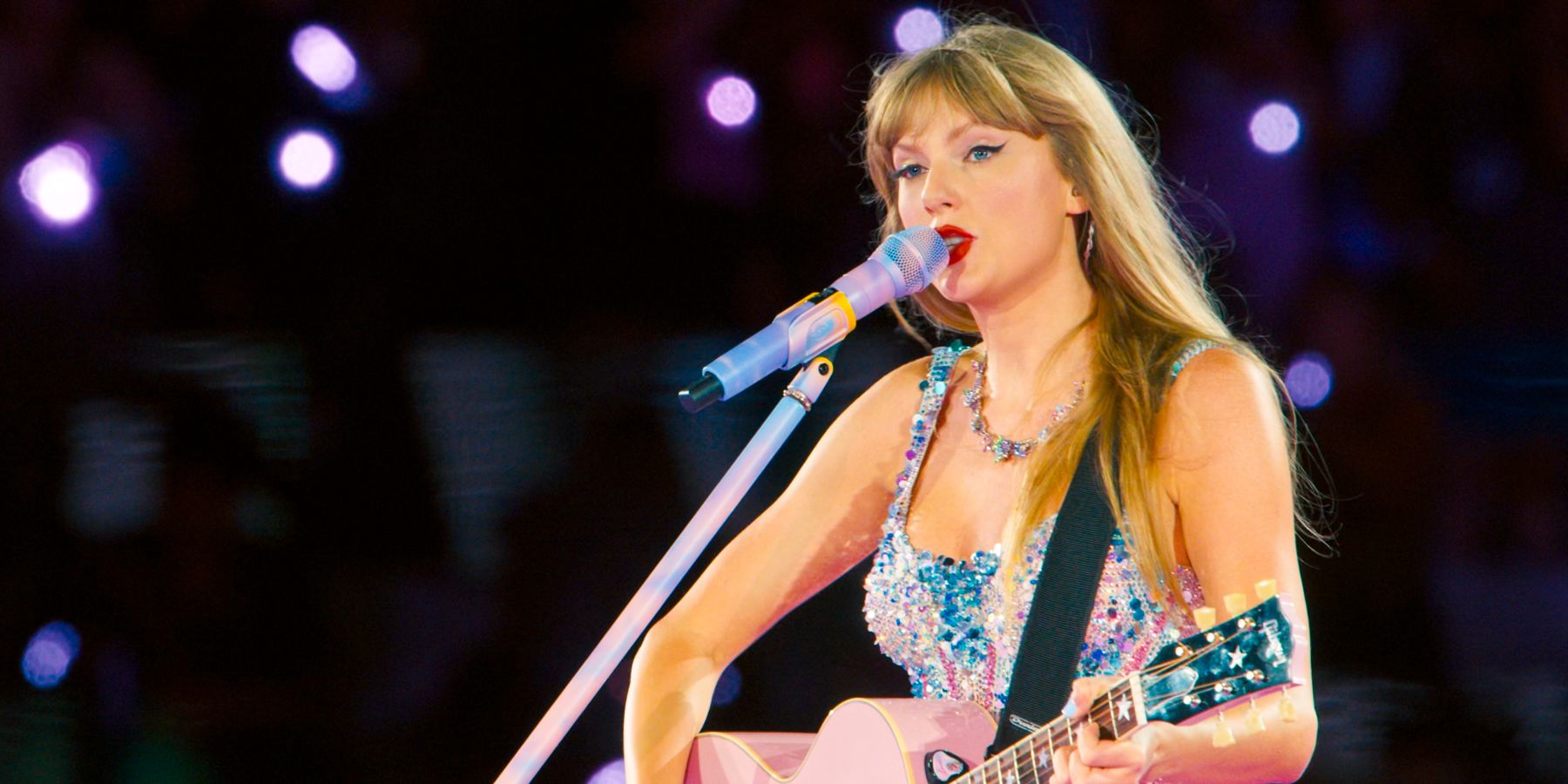 Taylor tocando guitarra da era amante em Taylor Swift: The Eras Tour (Stream Release)