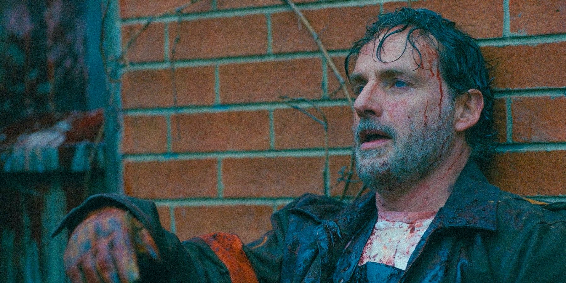 Primo piano di Andrew Lincoln nei panni di Rick Grimes con l'aria sofferente di The Walking Dead: The Ones Who Live.