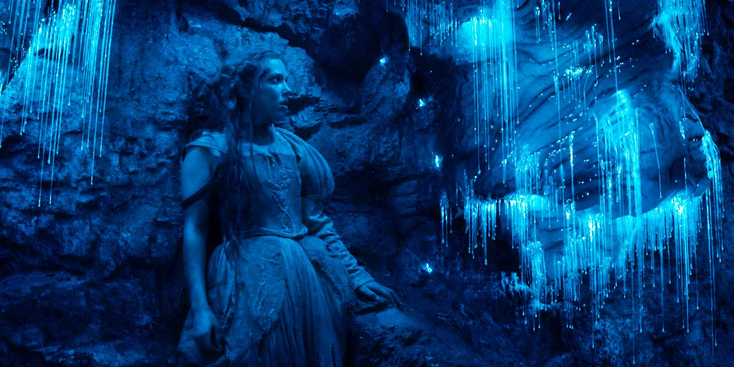 Elodie em uma caverna brilhante em Donzela