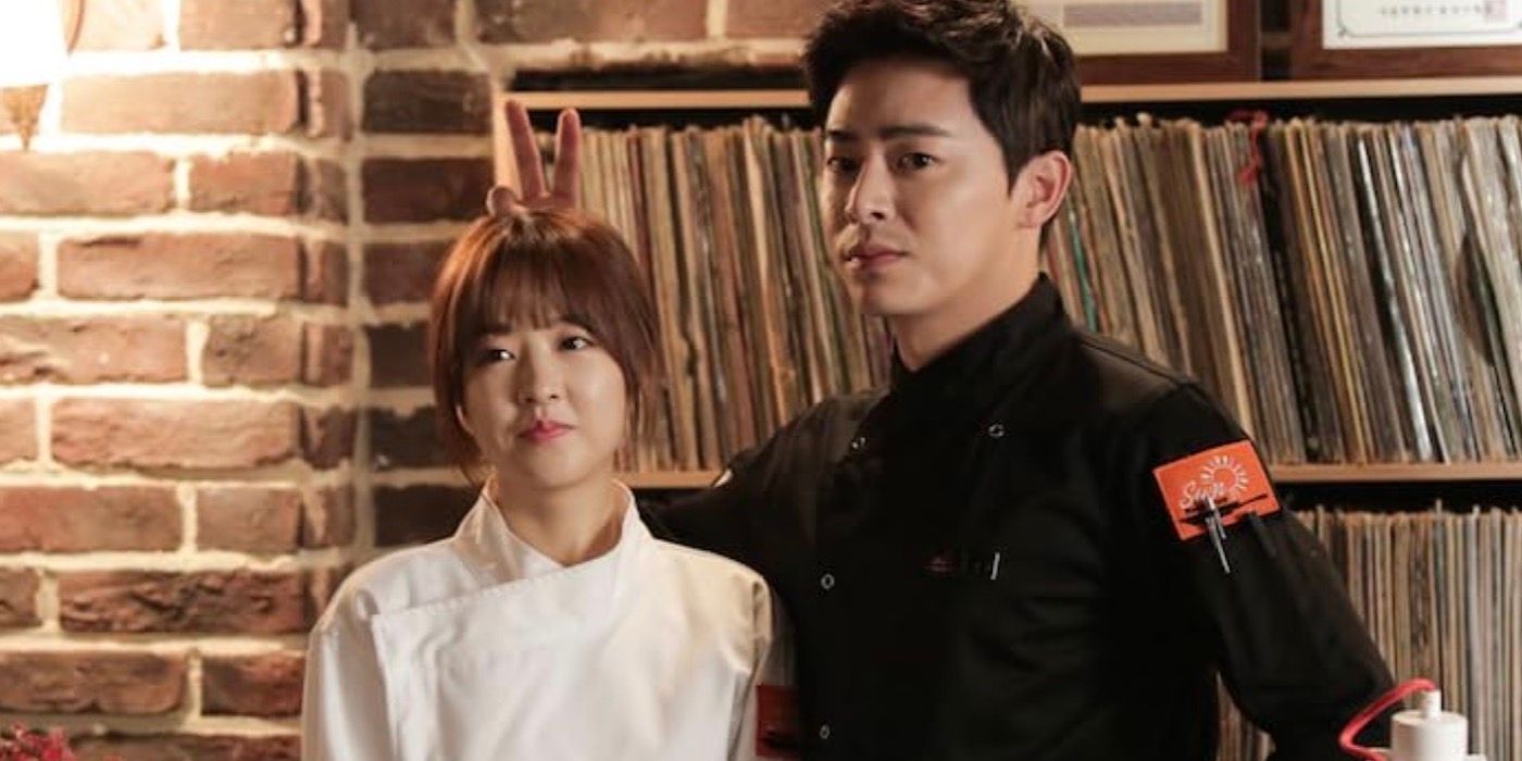 Kang Sun-woo holding up a piece sign behind Na Bong-sun's head in Oh My Ghost