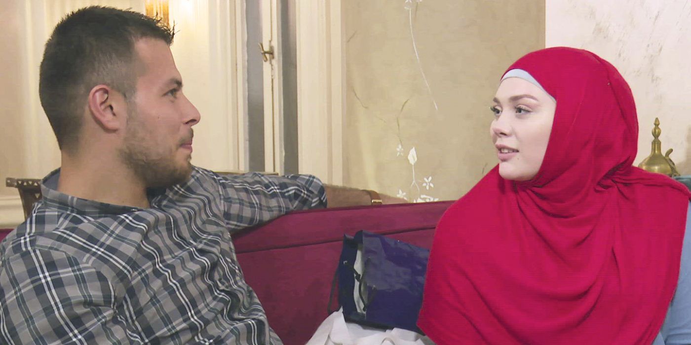 Avery Mills olhando para Omar Albakour usando lenço vermelho Noivo de 90 dias antes dos 90 dias