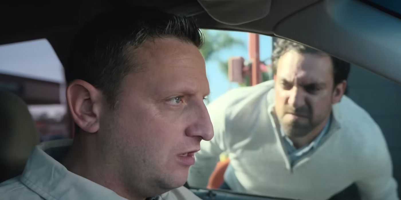 Um homem olha com raiva para Tim Robinson em seu carro em I Think You Should Leave