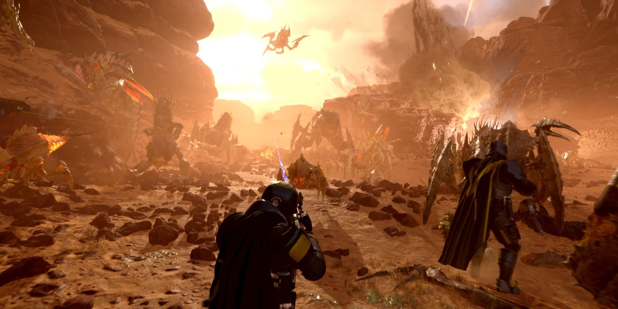 Os personagens dos jogadores miram em um inseto voador em Helldivers 2.