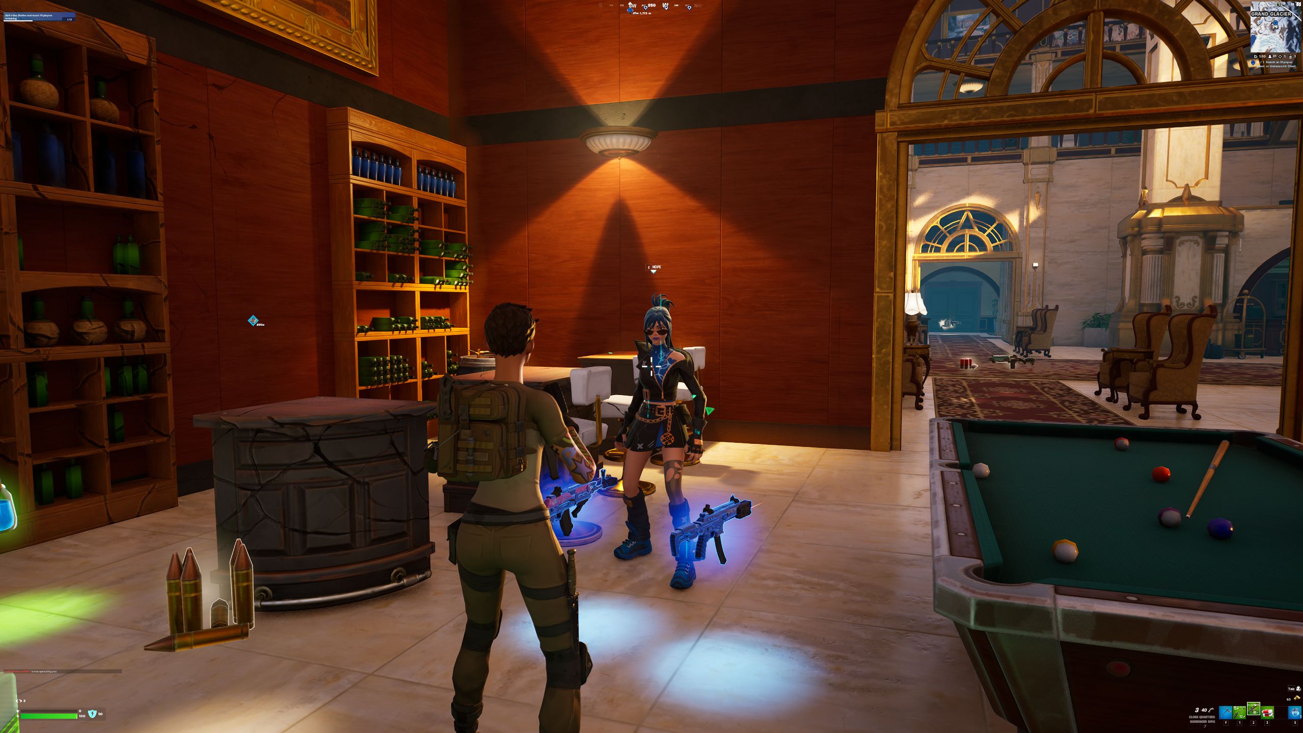 Jogador conversando com o NPC Hope na sala do térreo do Grand Glacier Hotel em Fortnite Capítulo 5, temporada 2