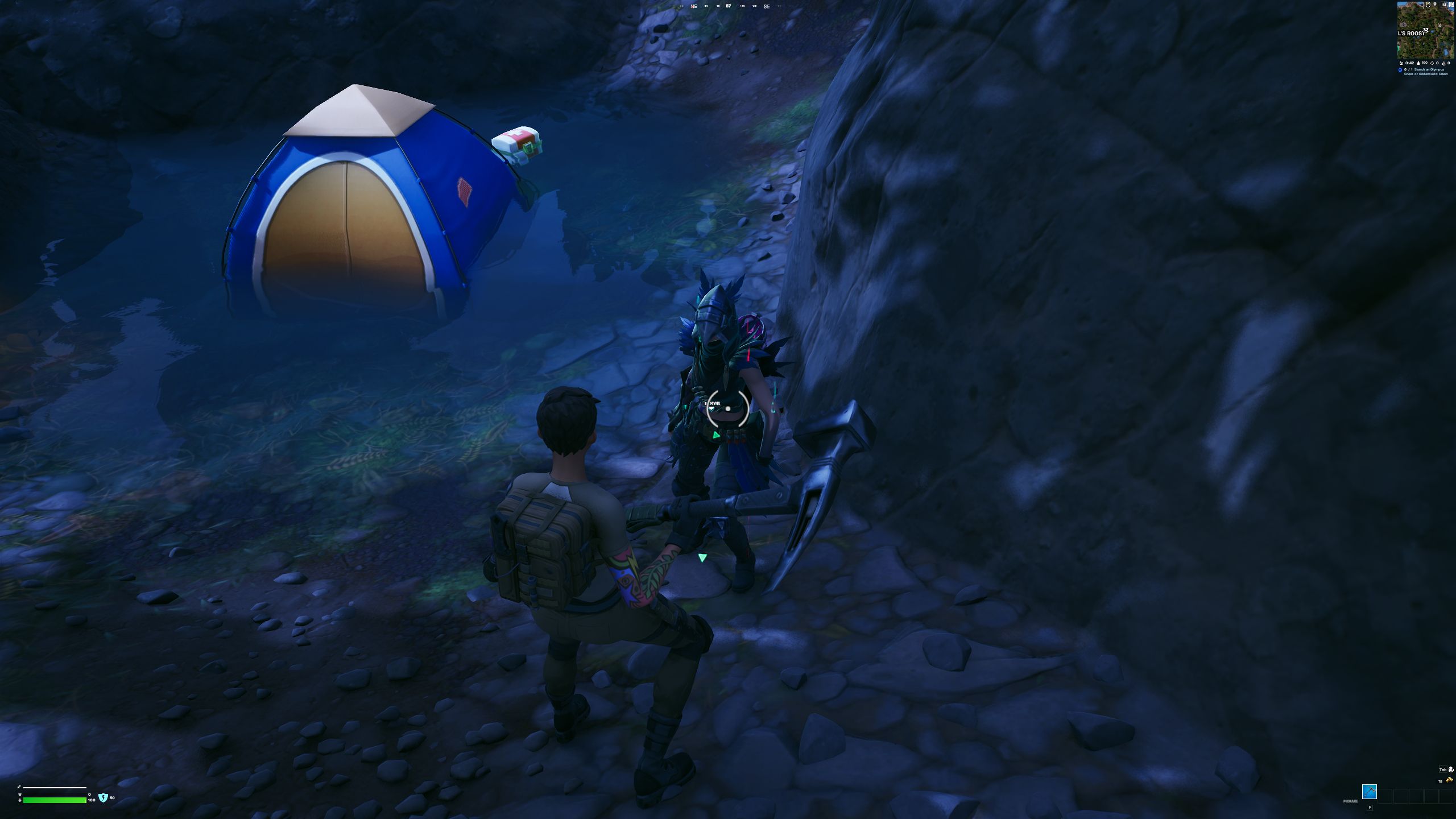 Jogador conversando com Myna perto da tenda submersa em uma poça na floresta escura em Fortnite Capítulo 5, temporada 2