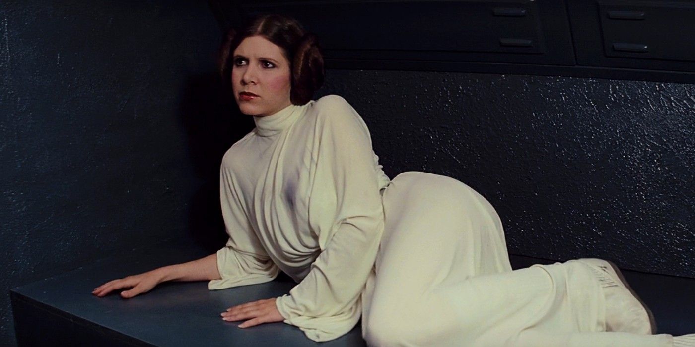 A Princesa Leia Organa fica intrigada com Luke Skywalker libertando-a em Star Wars: Uma Nova Esperança.