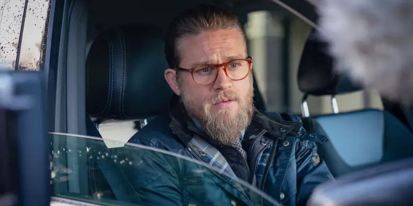 Raymond Smith (Charlie Hunnam) sitting in a car in The Gentlemen