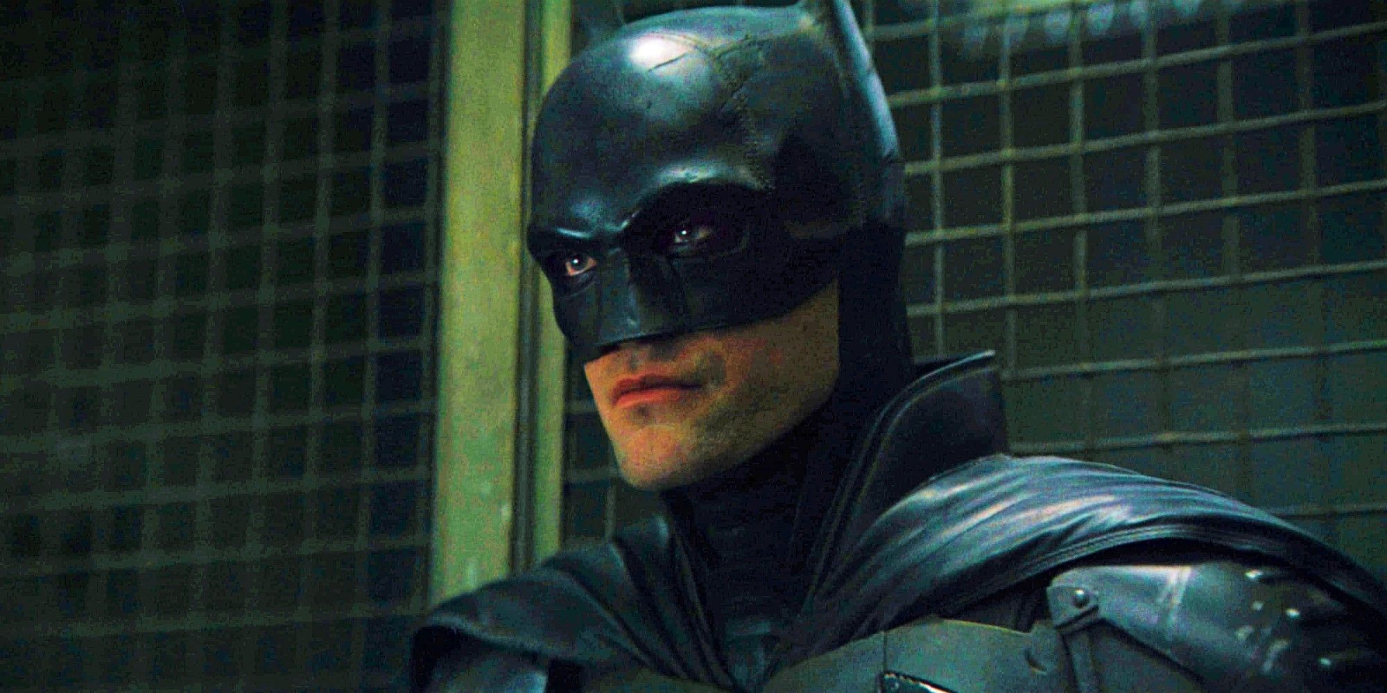 Robert Pattinson como Bruce Wayne em traje completo de Batman na sede do GCPD em The Batman