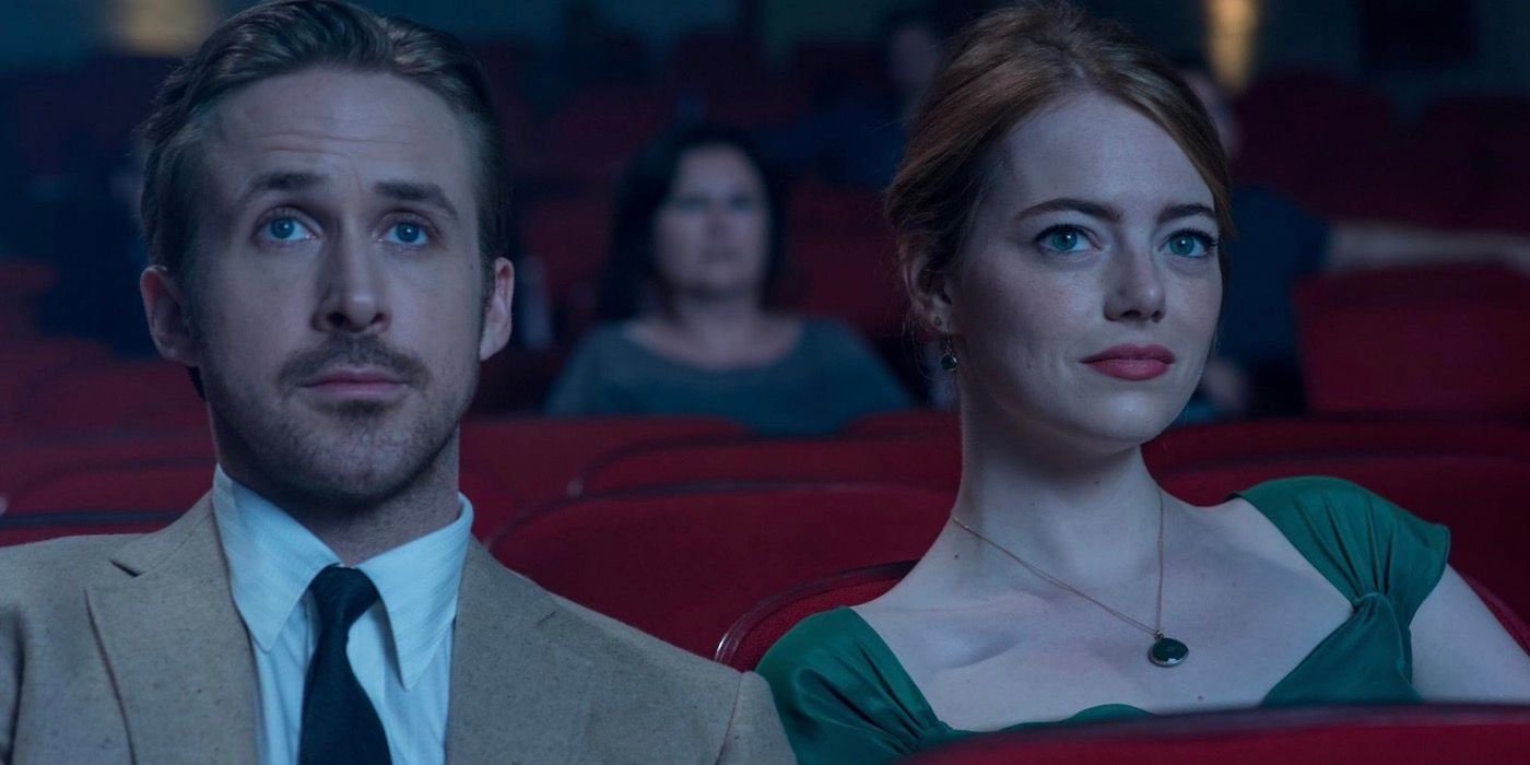 Ryan Gosling e Emma Stone estão sentados um ao lado do outro.