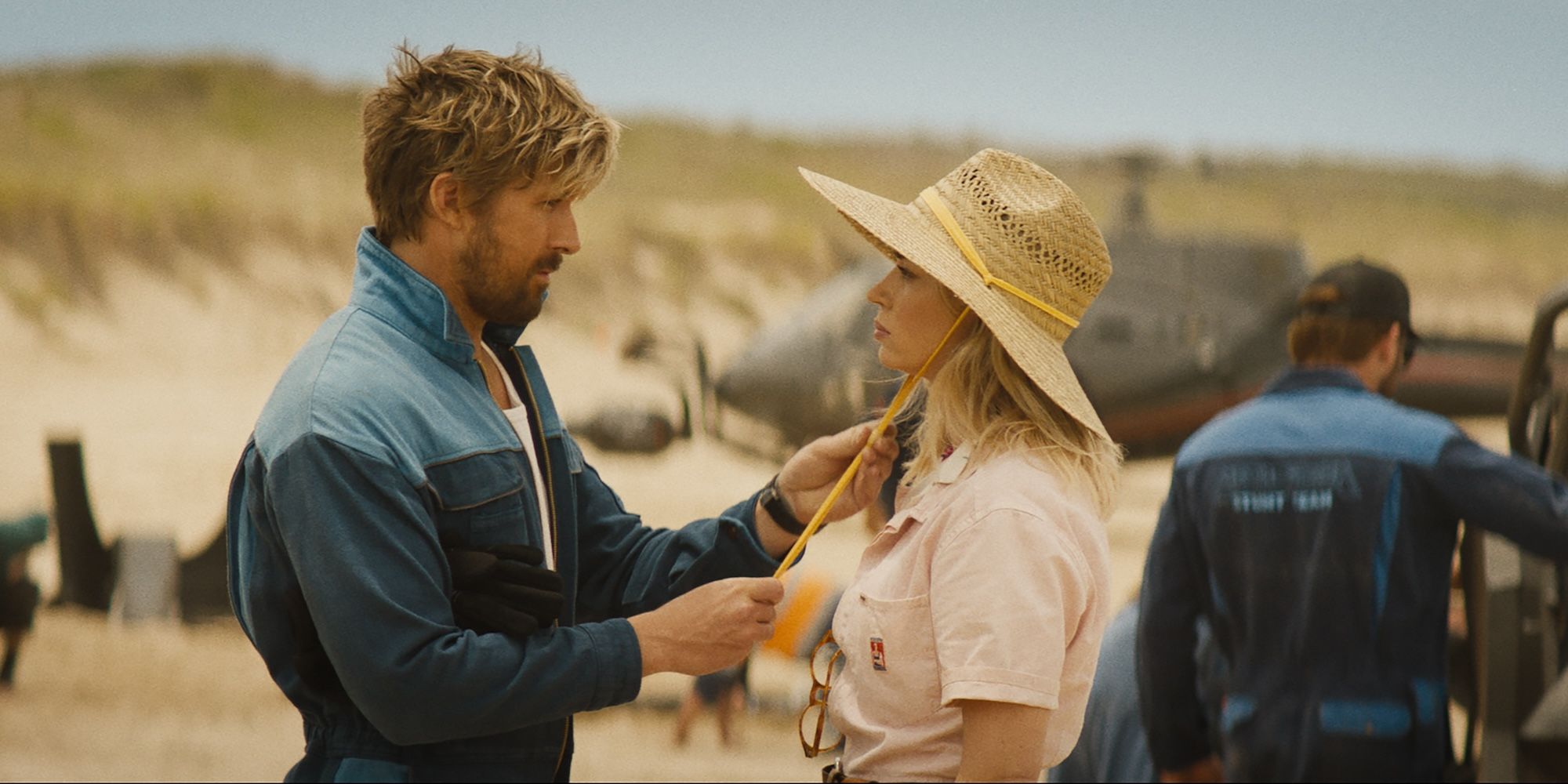 Ryan Gosling segura o chapéu de Emily Blunt no set do filme de sua personagem em The Fall Guy