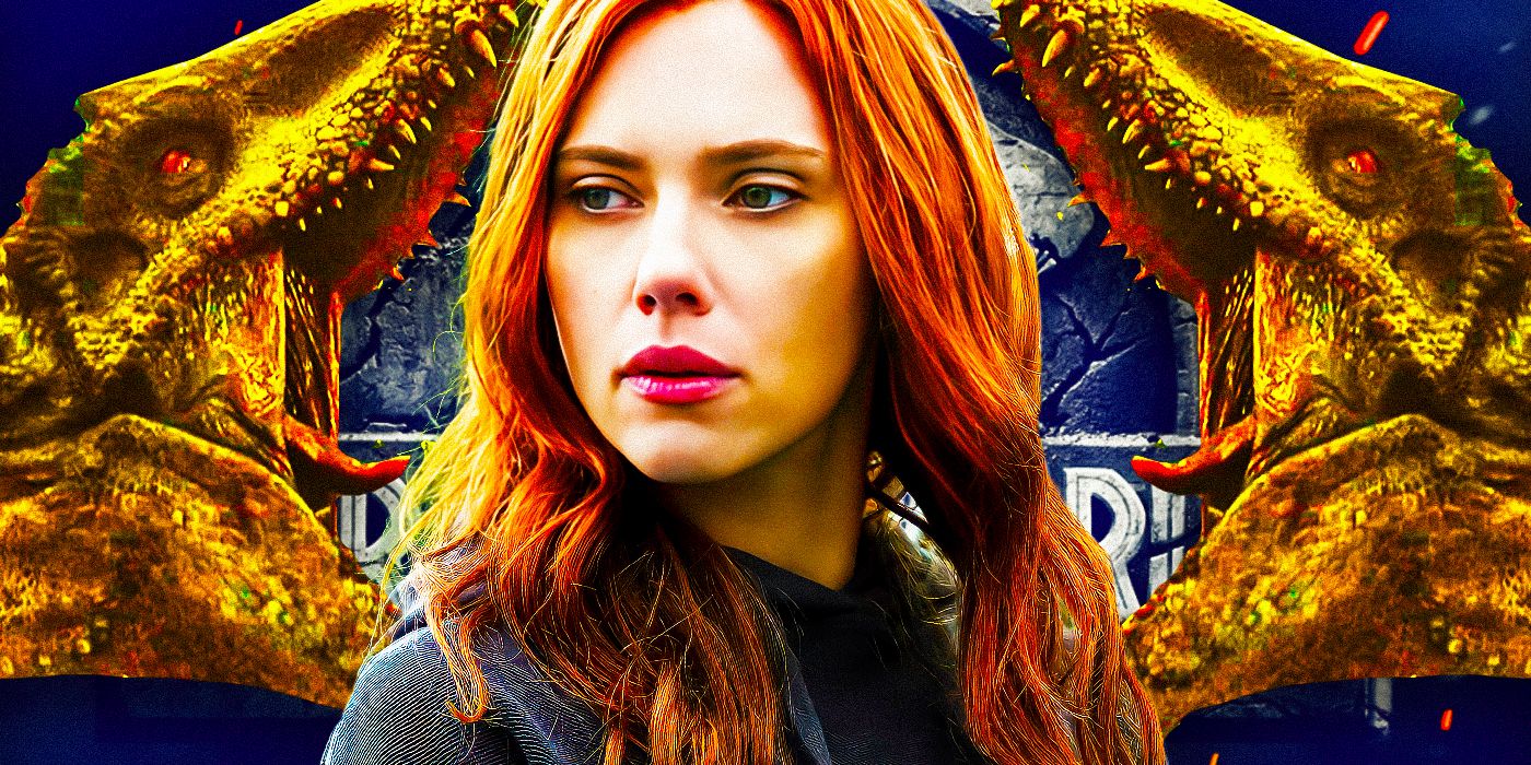 Scarlett Johansson como Natasha Romanoff ou Viúva Negra de Viúva Negra na frente do logotipo do Jurassic World e dois I Rexes rugindo de cada lado