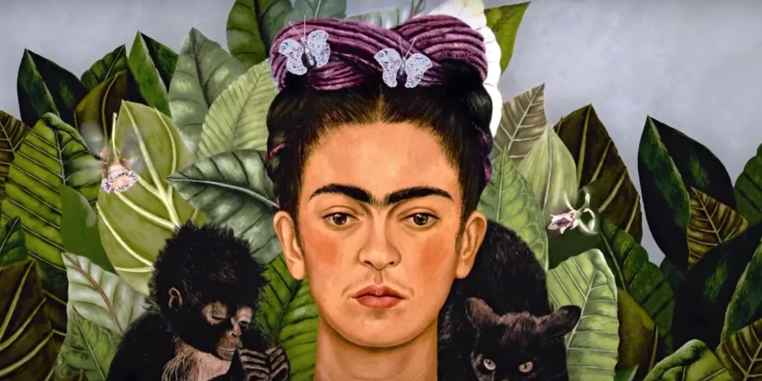 Auto-retrato de Frida Kahlo usando uma coroa de fios com borboletas em frente a um fundo de folhas em Frida 2024