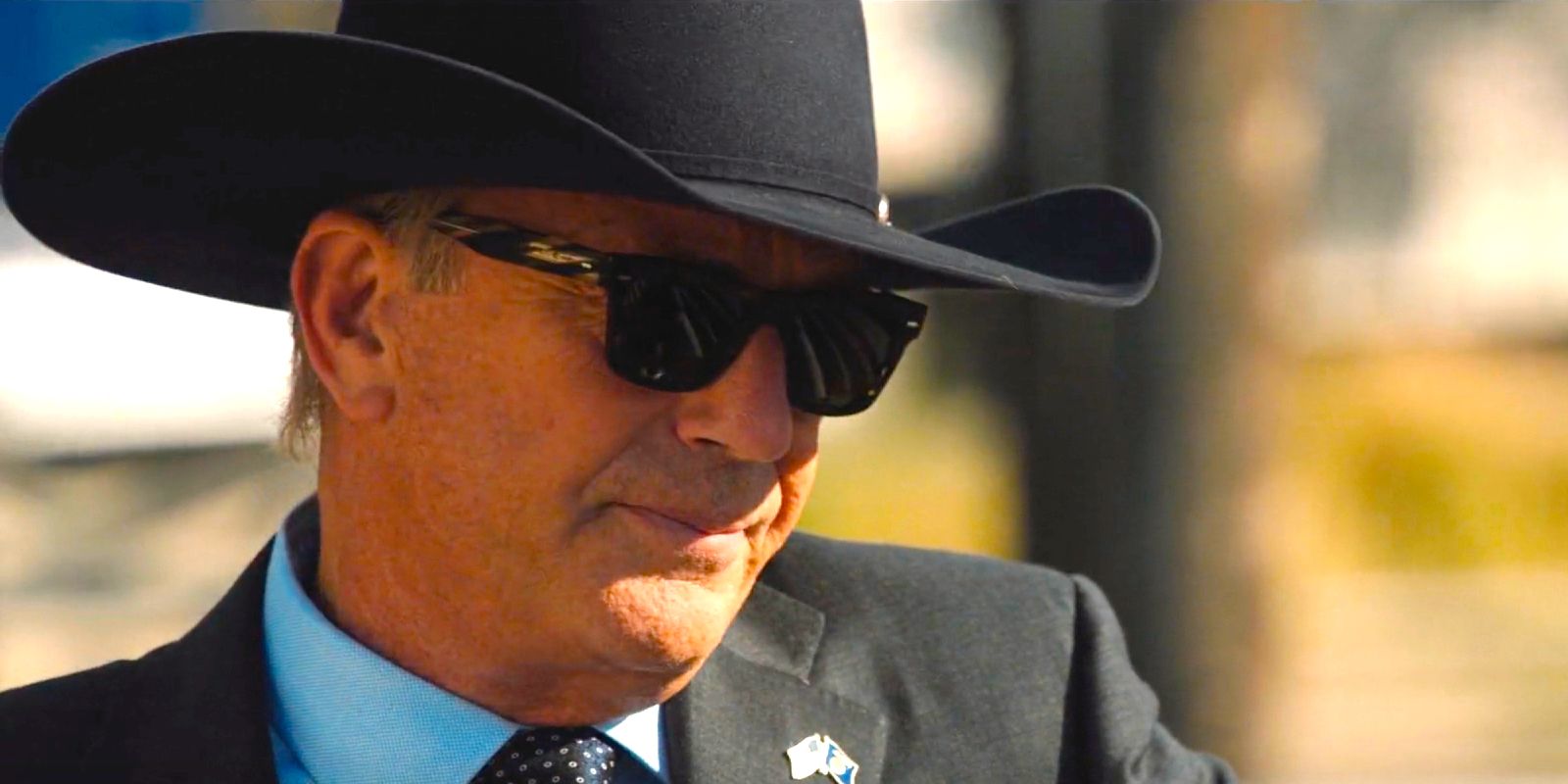 Kevin Costner como John Dutton usando um chapéu de cowboy preto e óculos escuros no episódio 8 da 5ª temporada de Yellowstone