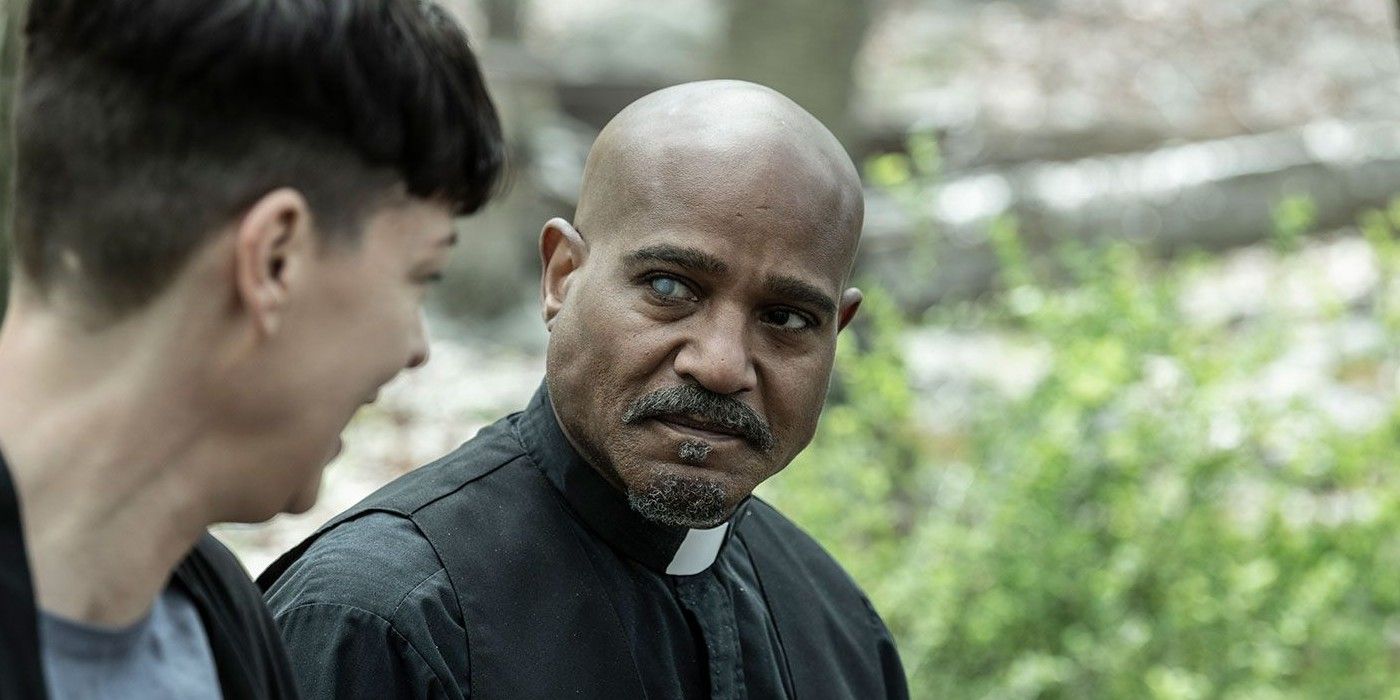 Seth Gilliam as Gabriel looking at Jadis in The Walking Dead: The Ones Who Live.