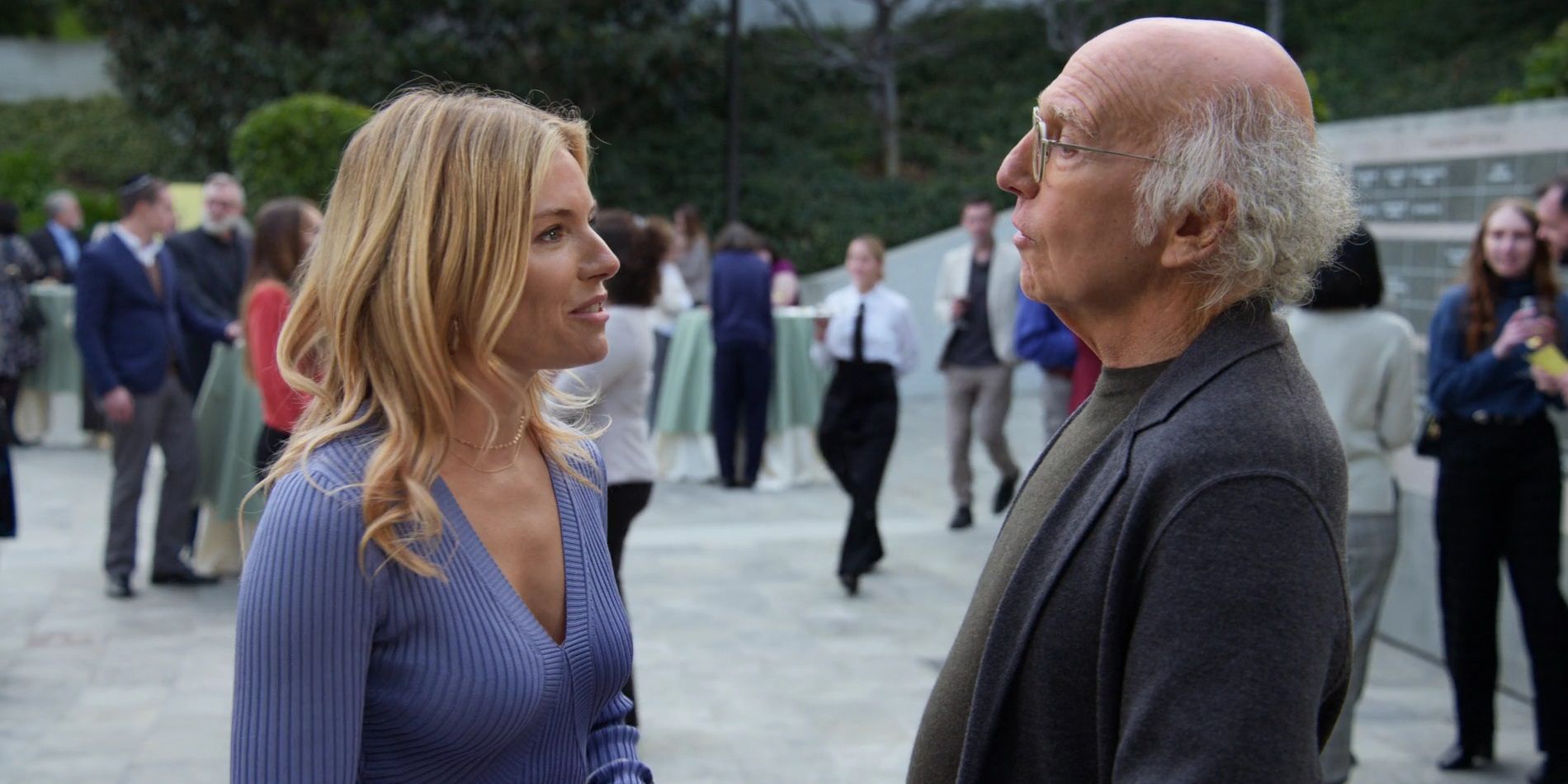 Sienna Miller fala com Larry em Curb Your Enthusiasm