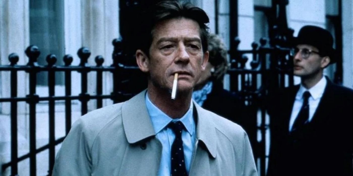 Stephen Ward (John Hurt) fumando um cigarro na rua em Scandal.